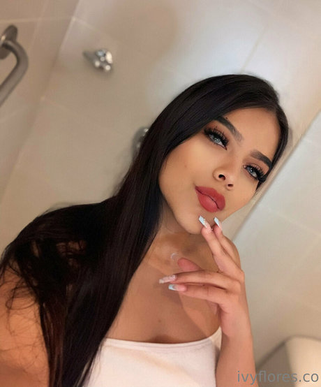 Naakte gelekte OnlyFans-foto van Yvetteflores