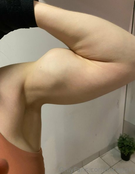 Naakte gelekte OnlyFans-foto van Bicepgirl