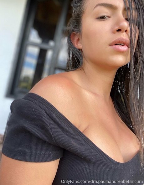 Naakte gelekte OnlyFans-foto van Drapaulaandreabetancurn