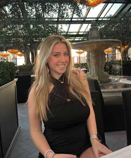 Naakte gelekte OnlyFans-foto van Jacklyn Nicole
