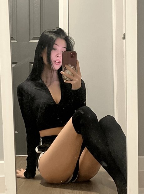 Naakte gelekte OnlyFans-foto van Surelynotsi