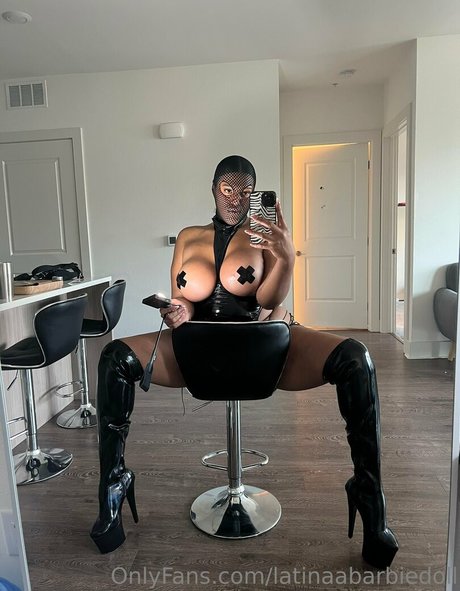 Naakte gelekte OnlyFans-foto van Latinaabarbiedoll