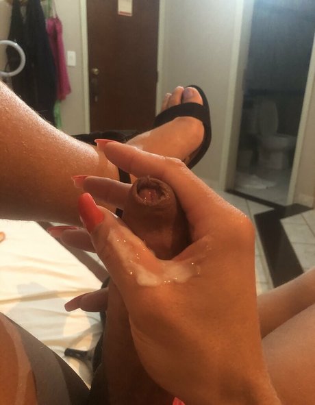 Naakte gelekte OnlyFans-foto van Renataryos