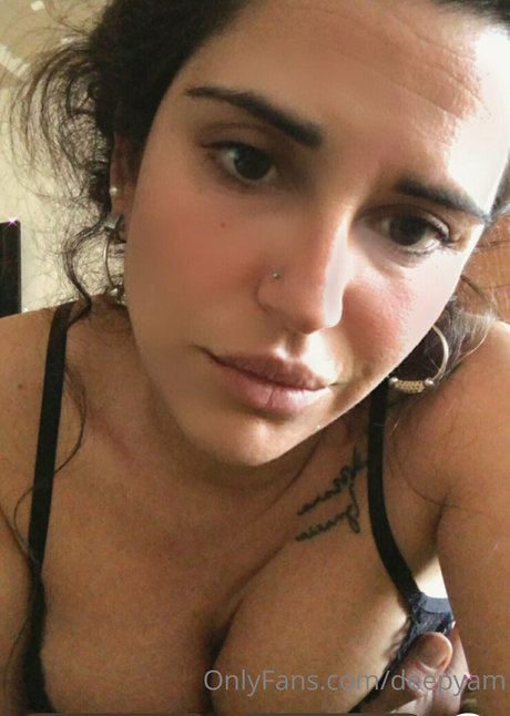 Naakte gelekte OnlyFans-foto van Sweetarabgirl