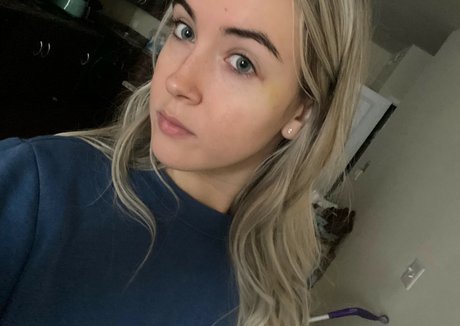 Naakte gelekte OnlyFans-foto van Emilycc