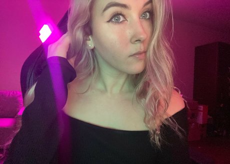 Naakte gelekte OnlyFans-foto van Emilycc