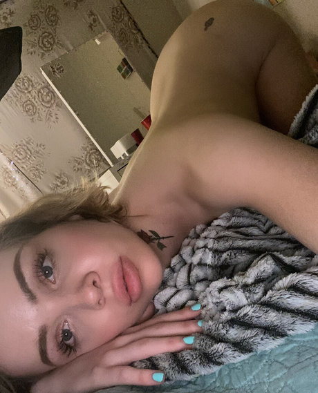 Naakte gelekte OnlyFans-foto van Aliya Brynn