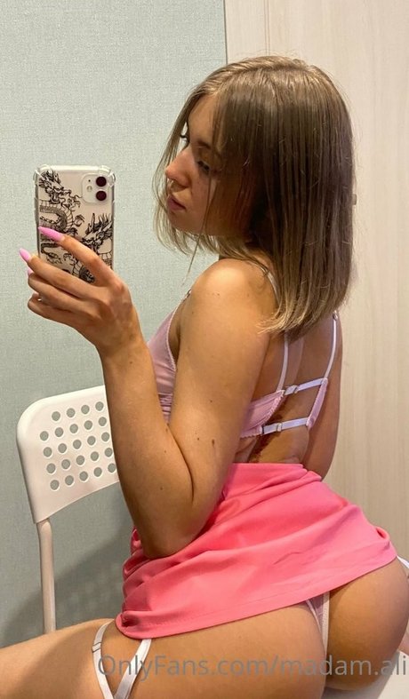 Naakte gelekte OnlyFans-foto van Madamali