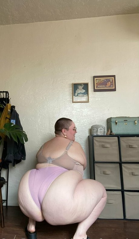 Naakte gelekte OnlyFans-foto van Bbwfrogprincess
