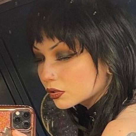 Naakte gelekte OnlyFans-foto van Nova Maelle