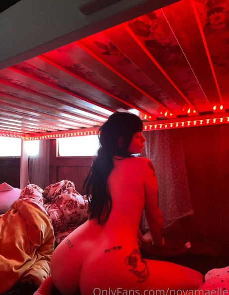 Naakte gelekte OnlyFans-foto van Nova Maelle