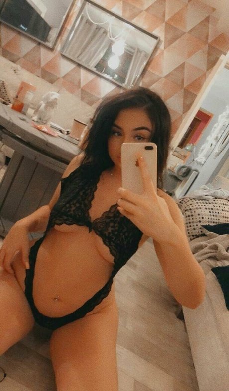 Naakte gelekte OnlyFans-foto van Cjay Natalie