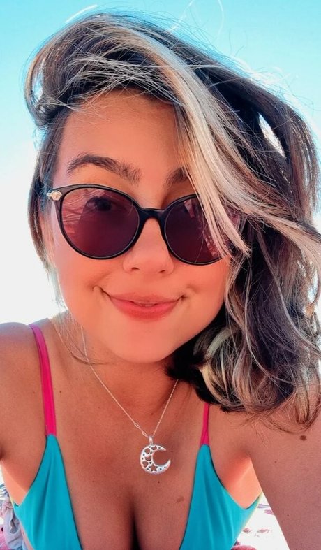 Naakte gelekte OnlyFans-foto van Sumy