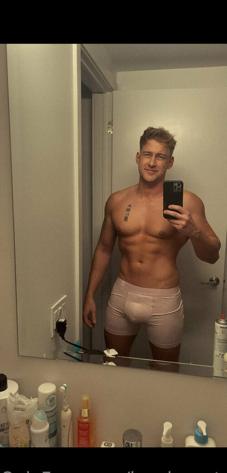 Naakte gelekte OnlyFans-foto van Lovelycaptain
