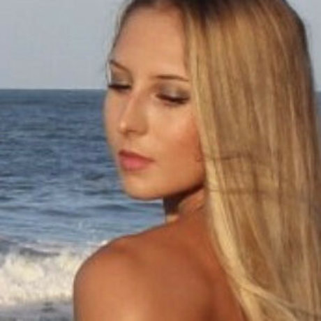 Naakte gelekte OnlyFans-foto van Kelly Young