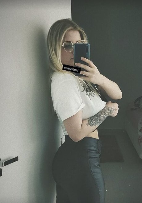 Naakte gelekte OnlyFans-foto van Natalya Rohling Tramontin