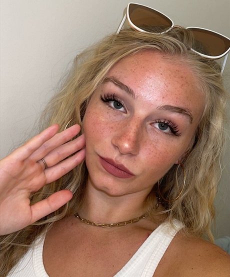 Naakte gelekte OnlyFans-foto van Hannah Alyssa Woods