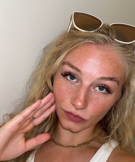 Naakte gelekte OnlyFans-foto van Hannah Alyssa Woods