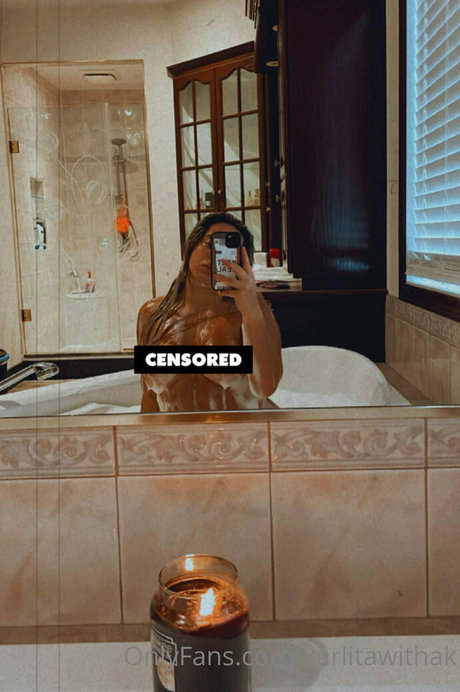 Naakte gelekte OnlyFans-foto van Karlitathek