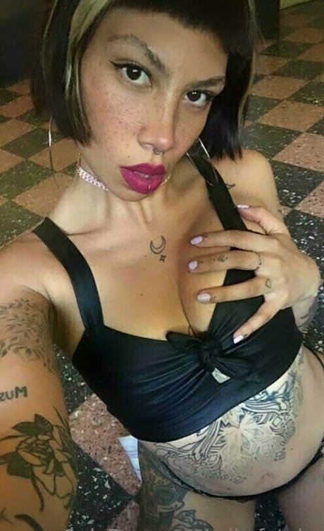 Naakte gelekte OnlyFans-foto van Mikafatale