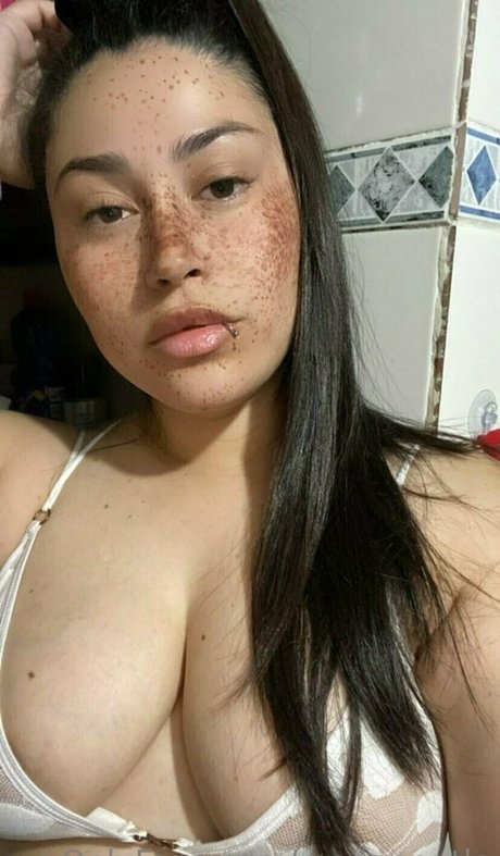 Naakte gelekte OnlyFans-foto van Moongentle