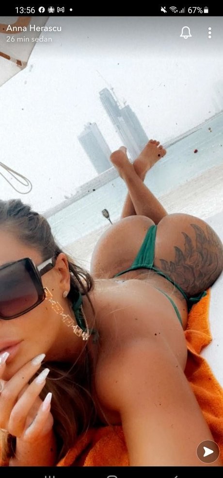 Naakte gelekte OnlyFans-foto van Annalisa Herascu