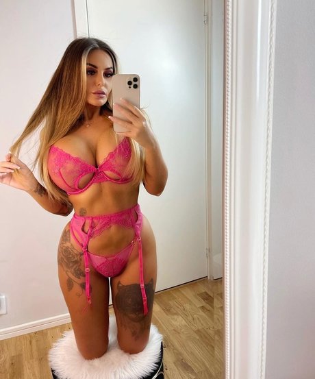 Naakte gelekte OnlyFans-foto van Annalisa Herascu