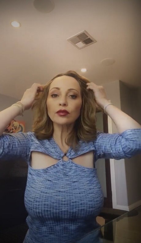 Naakte gelekte OnlyFans-foto van Tara Strong