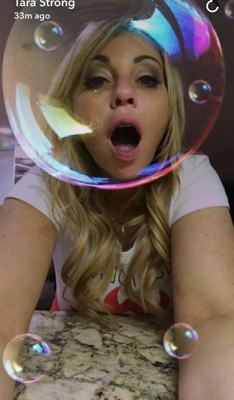 Naakte gelekte OnlyFans-foto van Tara Strong