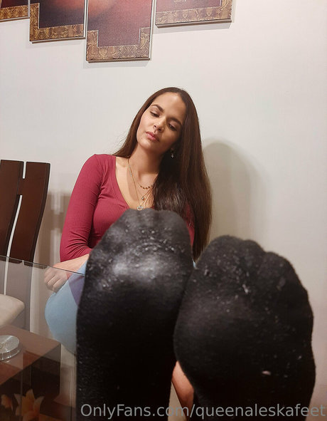 Naakte gelekte OnlyFans-foto van Queenaleskafeet