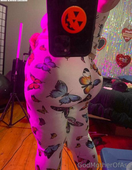 Naakte gelekte OnlyFans-foto van Godmotherofassfree
