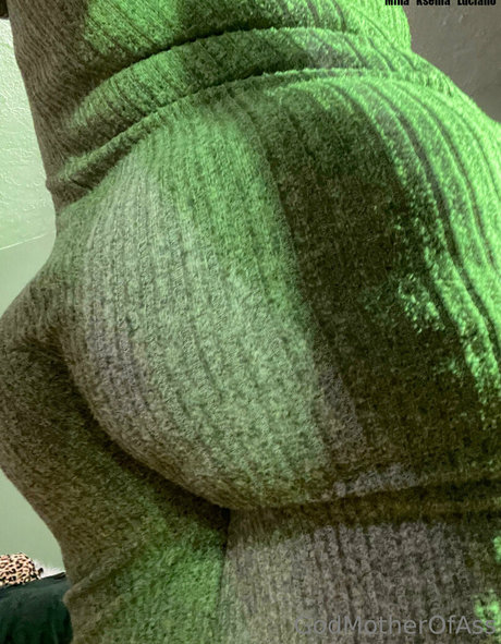 Naakte gelekte OnlyFans-foto van Godmotherofassfree
