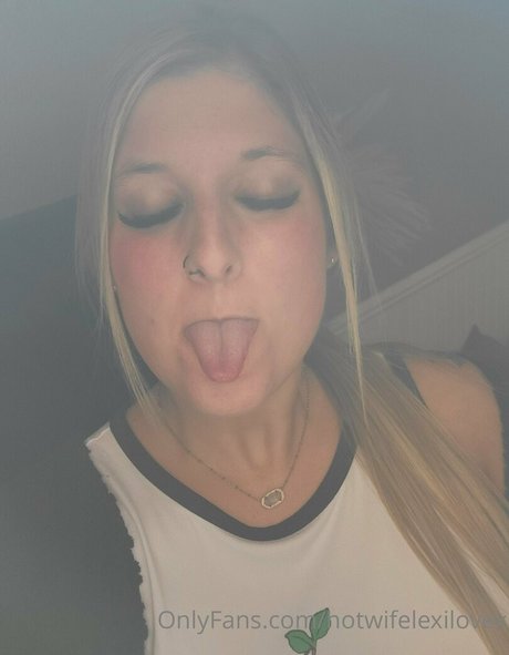 Naakte gelekte OnlyFans-foto van Hotwifelexilovex
