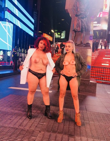 Naakte gelekte OnlyFans-foto van Naked Intelligence