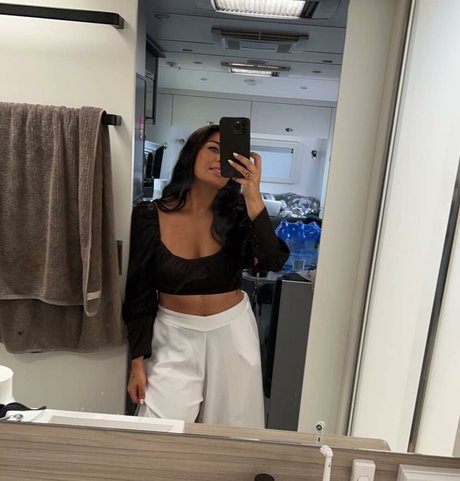 Naakte gelekte OnlyFans-foto van Jesy Lee