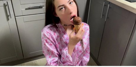 Naakte gelekte OnlyFans-foto van Alisakai