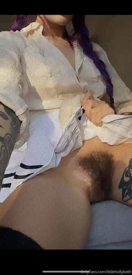 Naakte gelekte OnlyFans-foto van Littlehollybeth