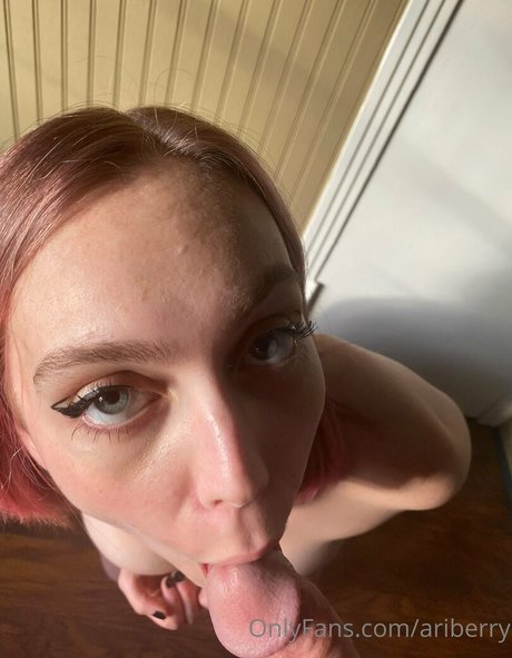 Naakte gelekte OnlyFans-foto van Ariberry