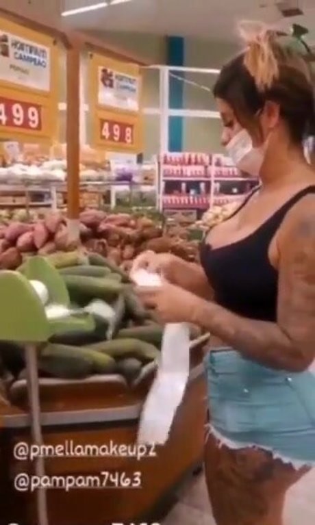 Naakte gelekte OnlyFans-foto van Pmella Makeup