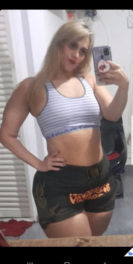 Naakte gelekte OnlyFans-foto van Helen Cristina