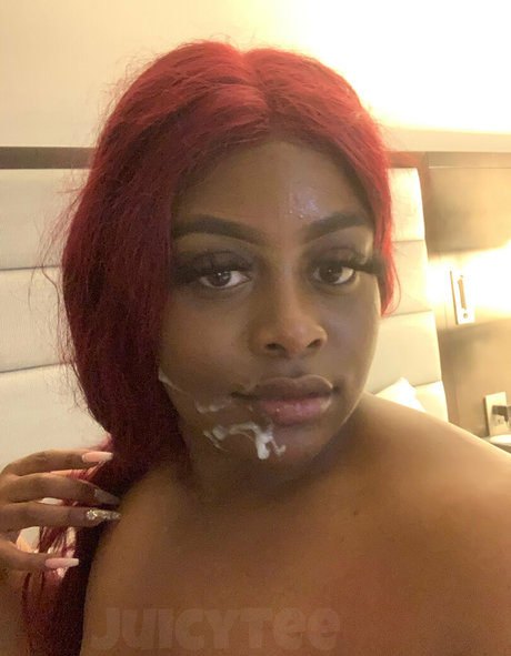 Naakte gelekte OnlyFans-foto van Itsjuicytee