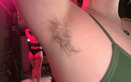 Naakte gelekte OnlyFans-foto van Piercednoodle
