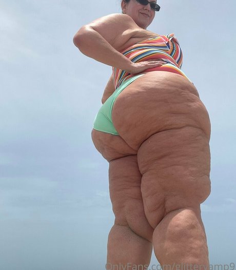 Naakte gelekte OnlyFans-foto van Glittervamp9