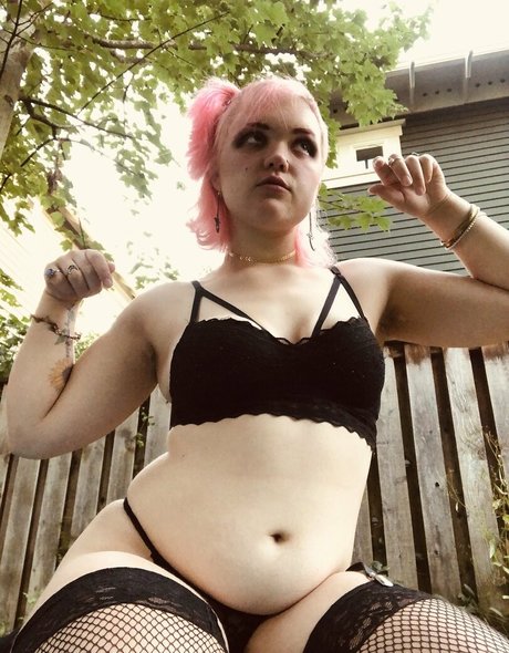 Naakte gelekte OnlyFans-foto van Pwuppydove