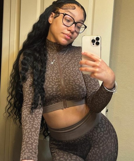Naakte gelekte OnlyFans-foto van Caileneasely