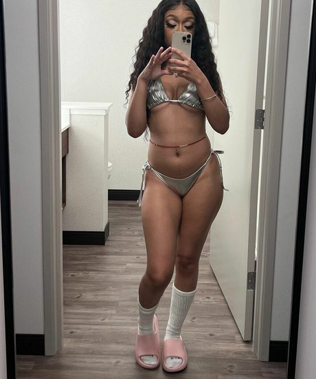 Naakte gelekte OnlyFans-foto van Caileneasely