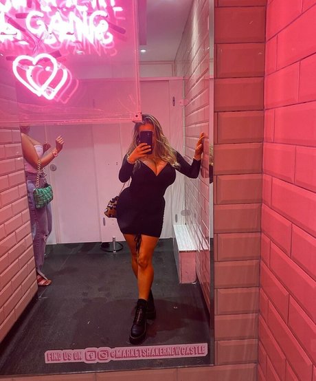 Naakte gelekte OnlyFans-foto van Tiffany Harrison
