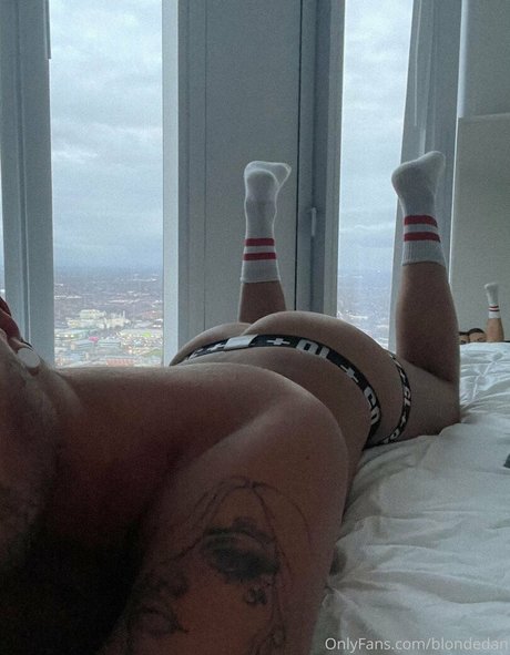 Naakte gelekte OnlyFans-foto van Blondedan