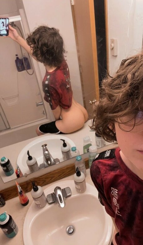 Naakte gelekte OnlyFans-foto van Bellafwee