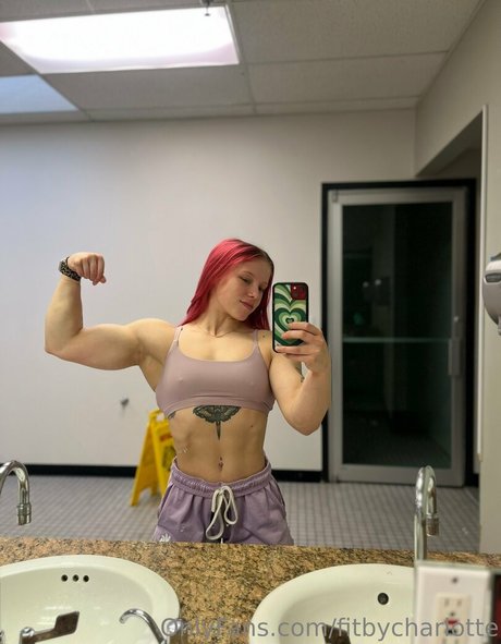 Naakte gelekte OnlyFans-foto van Fitbycharlotte